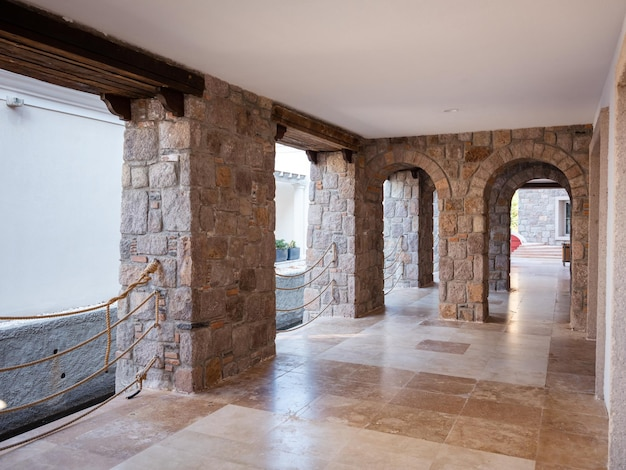 Декоративная облицовка арок в жилище камнем: стильное решение